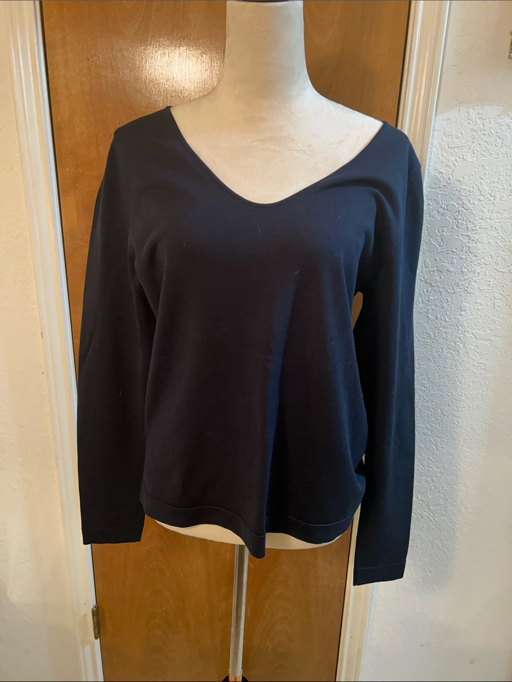 Ellen Tracy Navy V-Neck Women’s Sweater. Like new. L